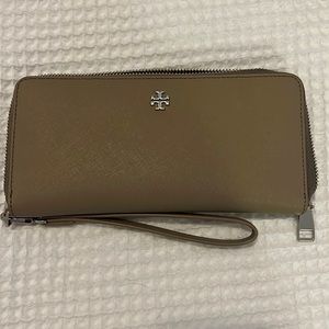 Authentic Tory Burch Wrist Wallet